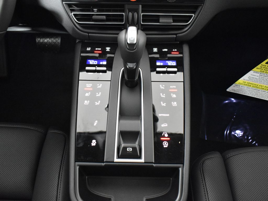 Thumbnail: 2026 Porsche Macan - 24