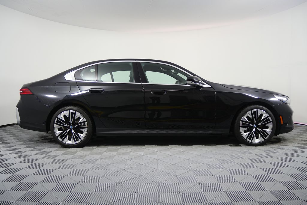 Thumbnail: 2024 BMW 5 Series - 2