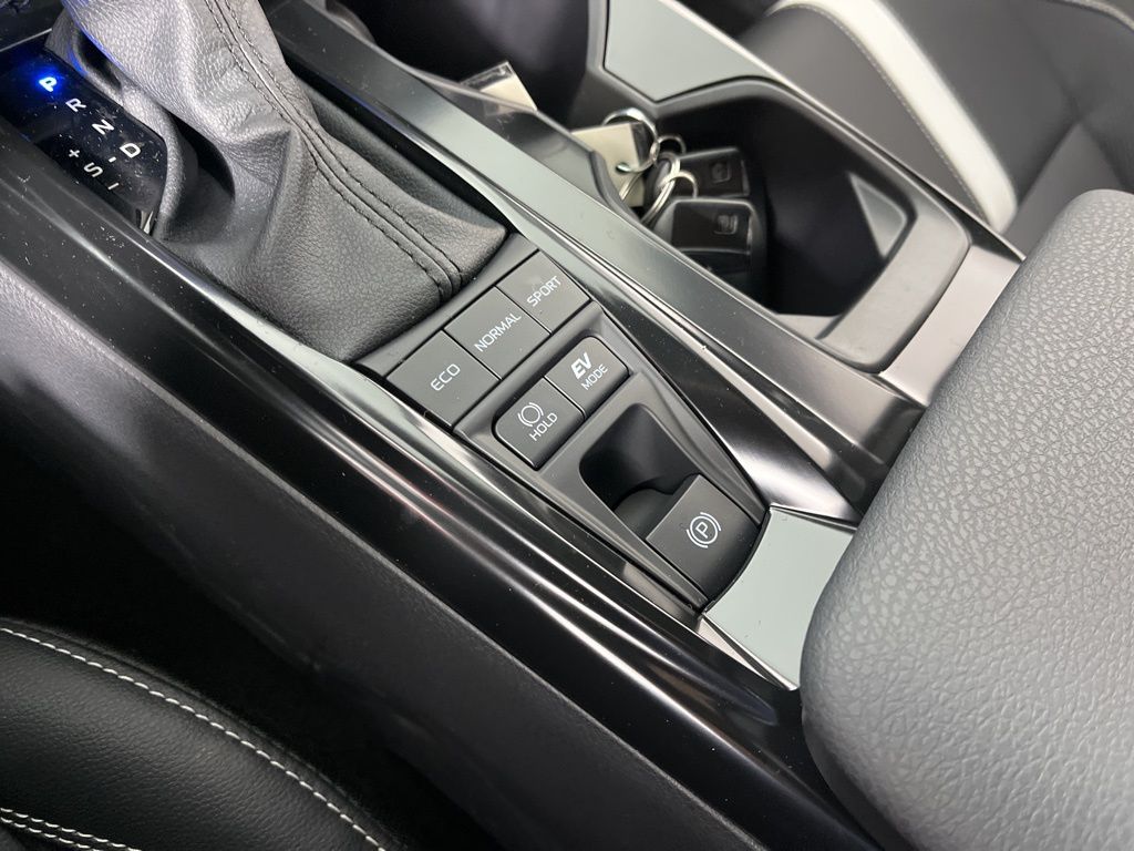 2025 Toyota Camry SE 32