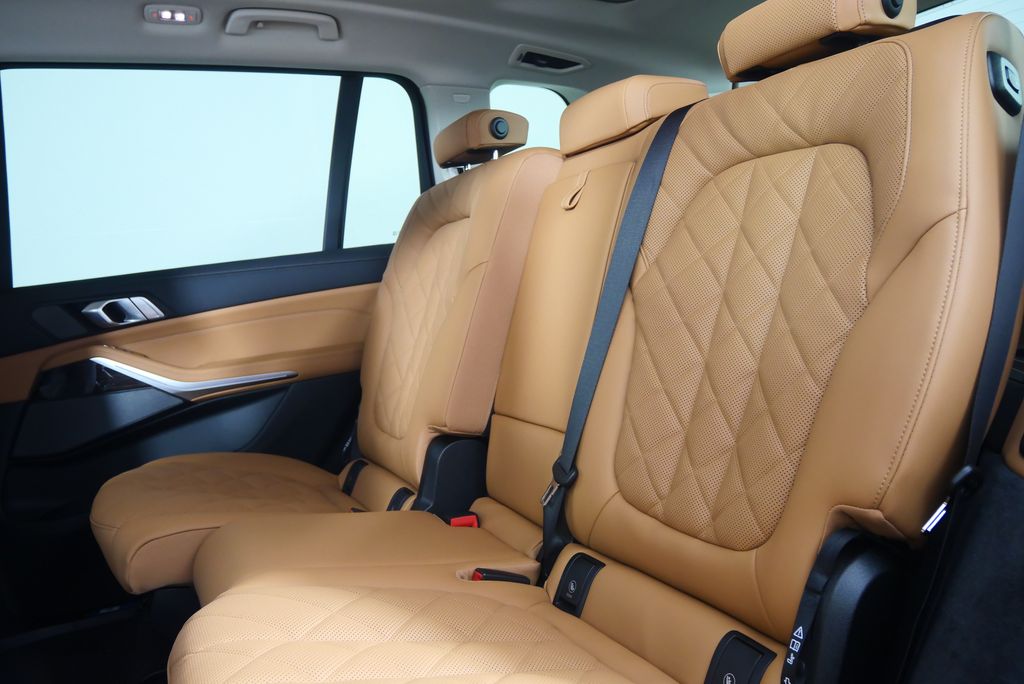 Thumbnail: 2026 BMW X7 - 15
