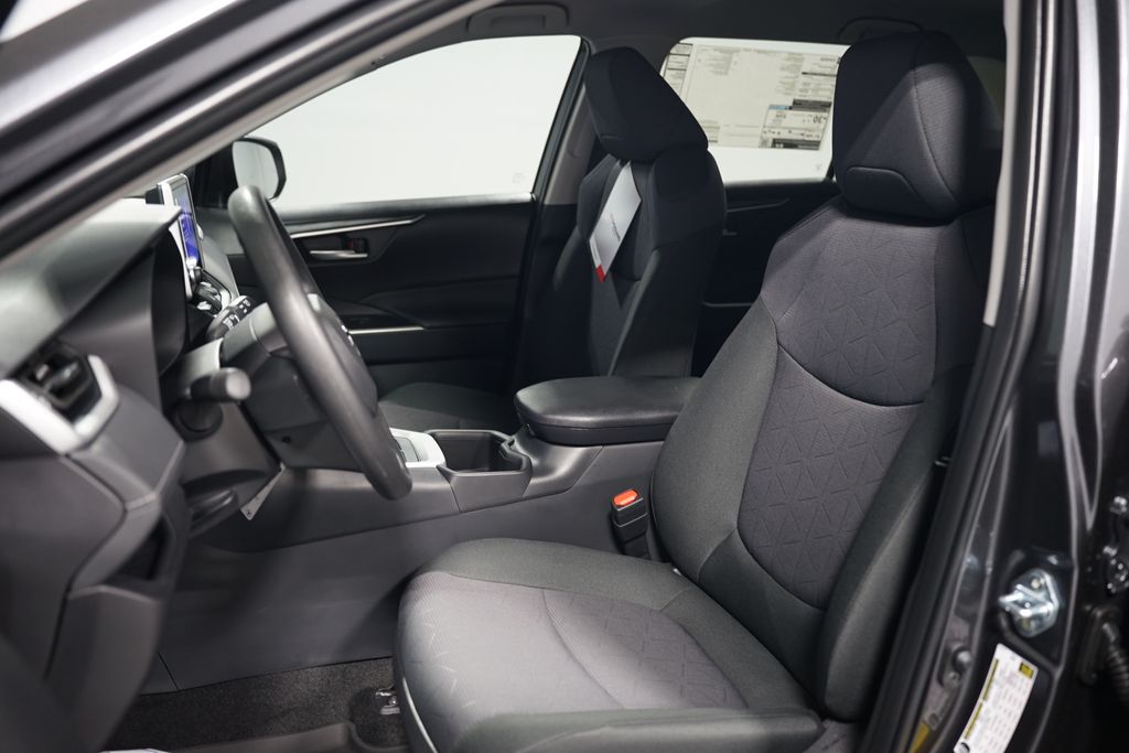 2025 Toyota RAV4 XLE 27