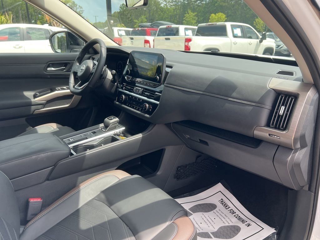 2025 Everest White Pearl Tricoat/Super Black Nissan Pathfinder Platinum FWD SUV