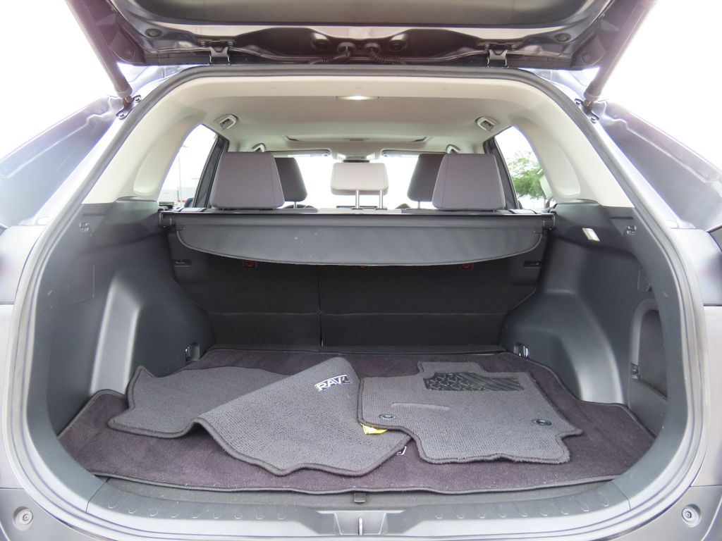 2022 Toyota RAV4 XLE 27