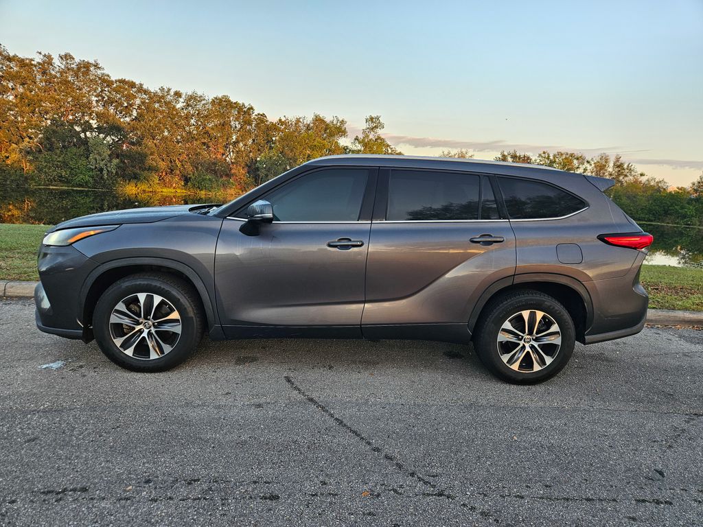 2022 Toyota Highlander XLE 2