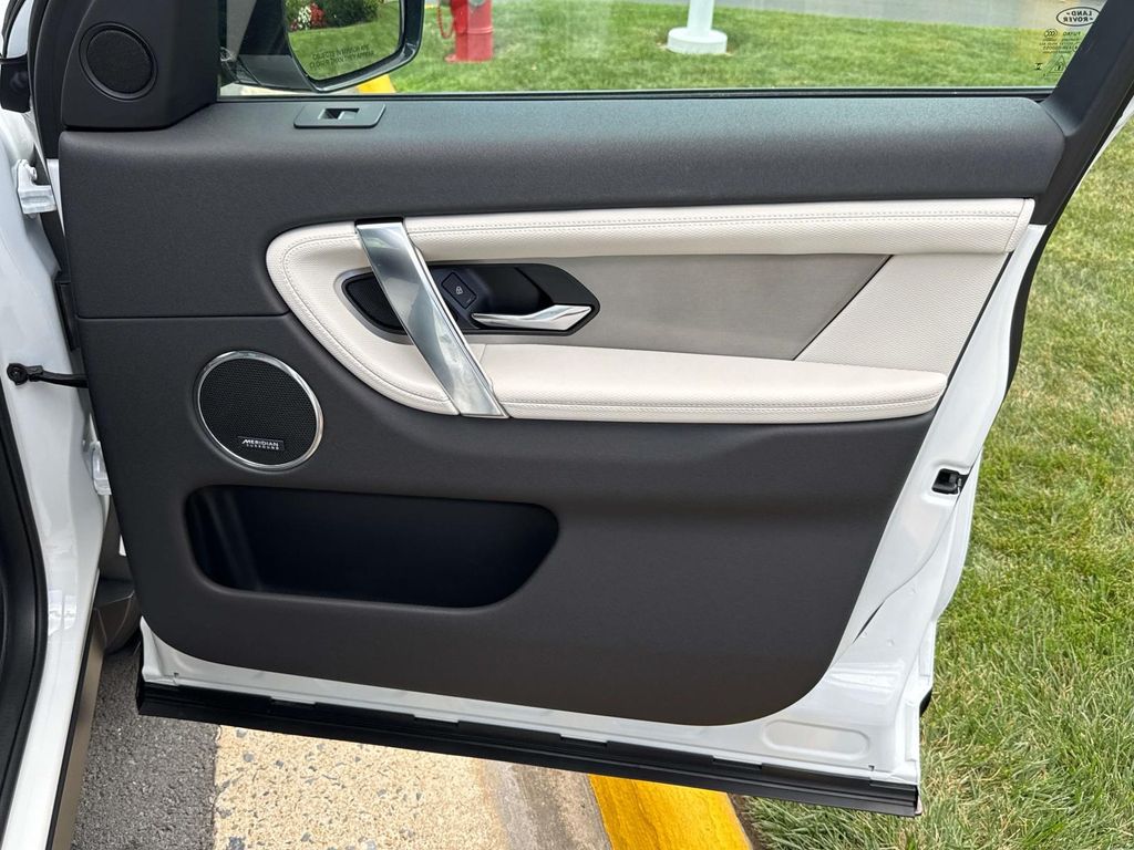 Thumbnail: 2025 Land Rover Discovery Sport - 18
