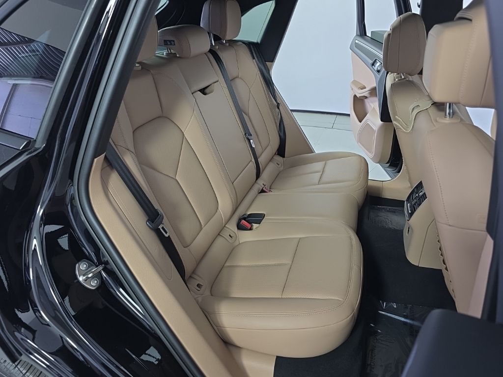 Thumbnail: 2023 Porsche Macan - 22