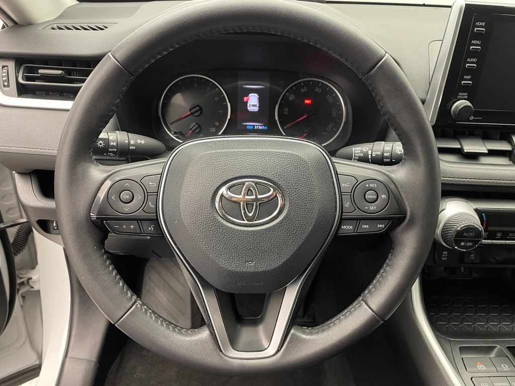 2020 Toyota RAV4 XLE 19