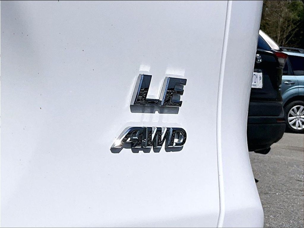 2025 Toyota RAV4 — photo 29