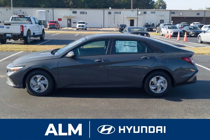 2025 Hyundai Elantra SE photo 9