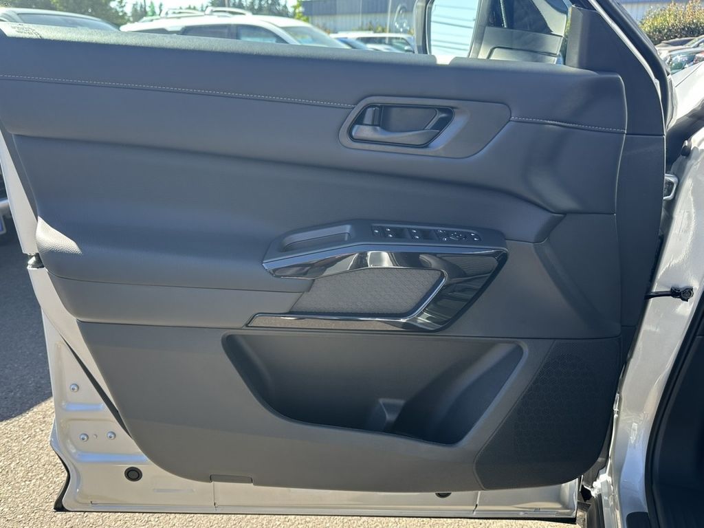 2025 Nissan Pathfinder S