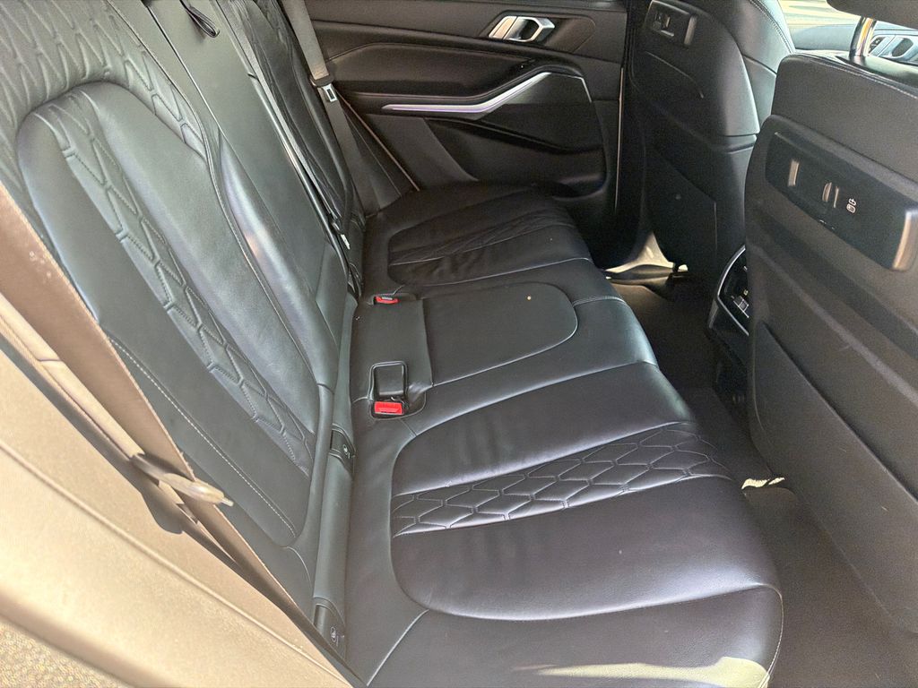 Used 2020 White BMW xDrive40i image 15