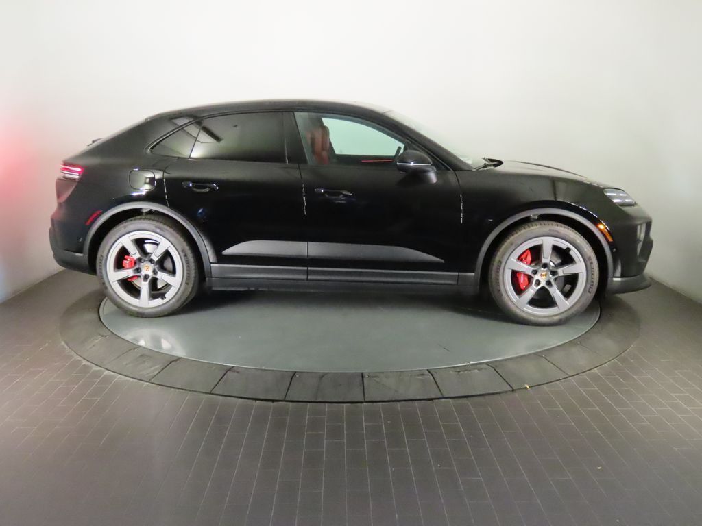 Thumbnail: 2026 Porsche Macan - 8