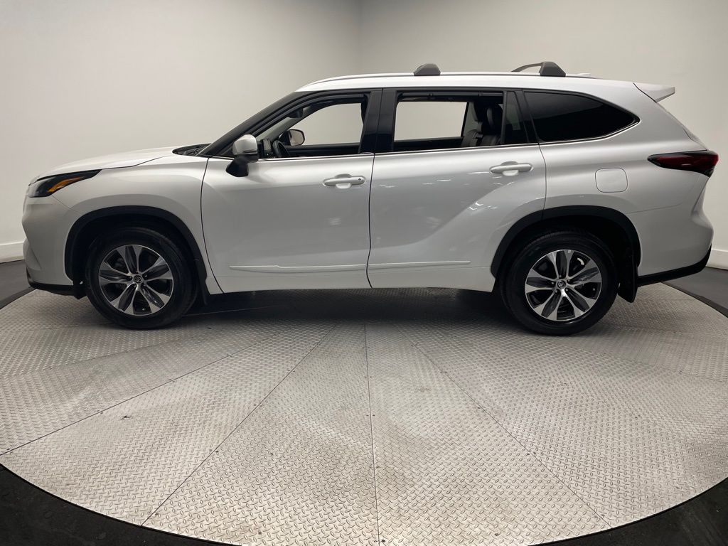 2022 Toyota Highlander XLE 8