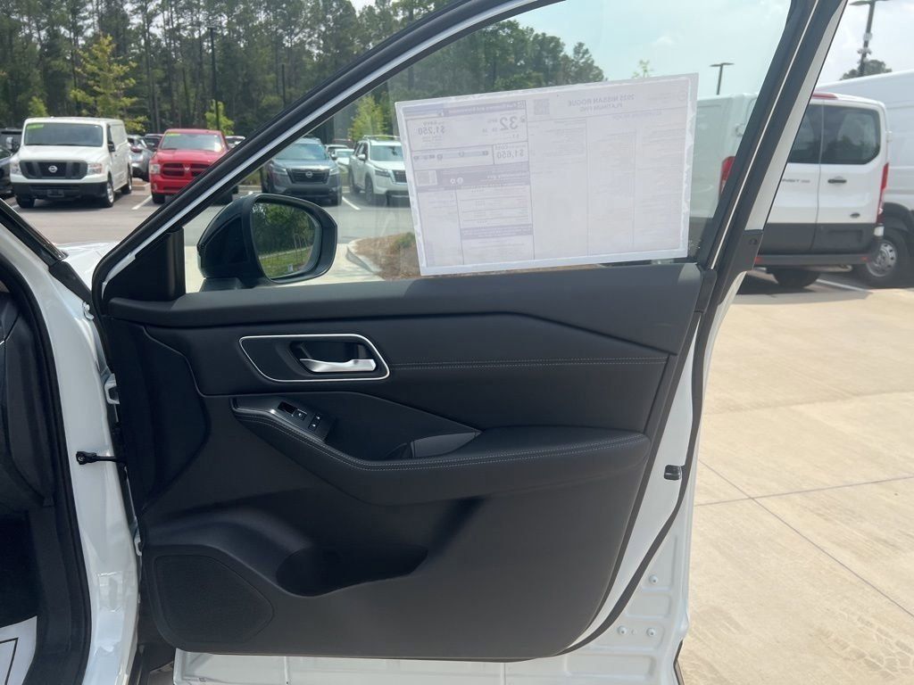 2025 Everest White Pearl/Super Black Nissan Rogue Platinum FWD SUV