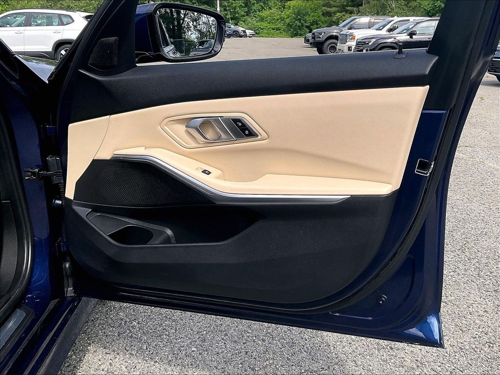 2019 BMW 3 Series — photo 12
