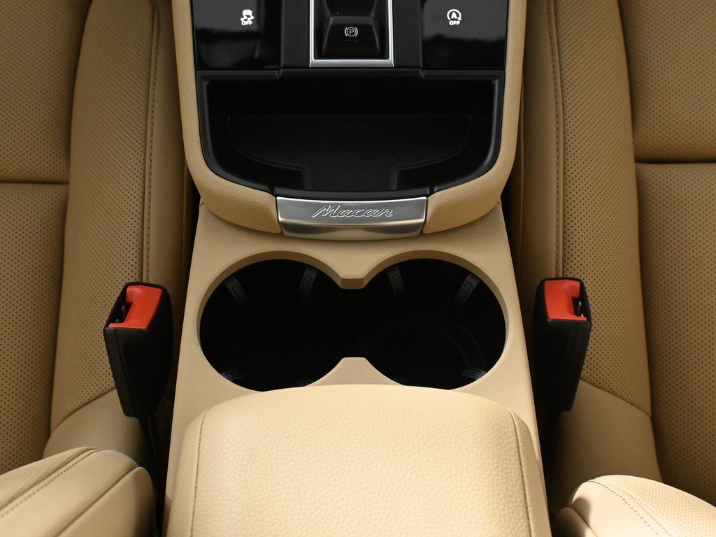 Thumbnail: 2026 Porsche Macan - 27