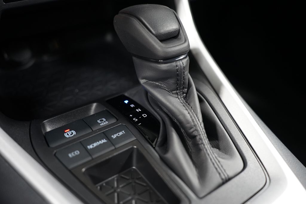 2025 Toyota RAV4 XLE 21