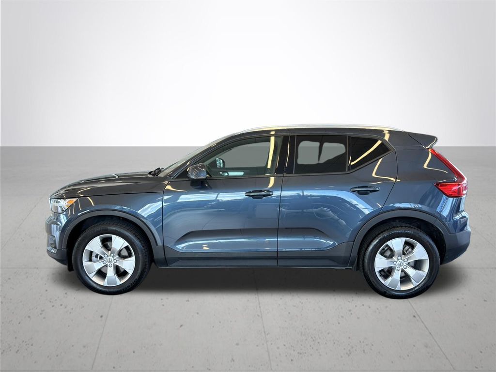 2022 Volvo XC40 Momentum