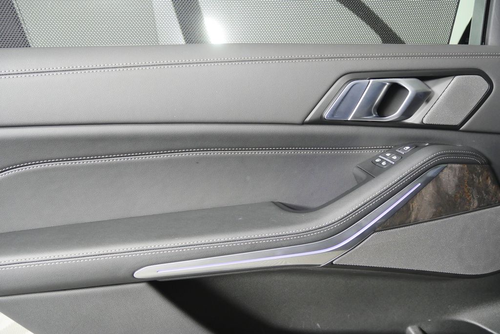 Thumbnail: 2026 BMW X7 - 13