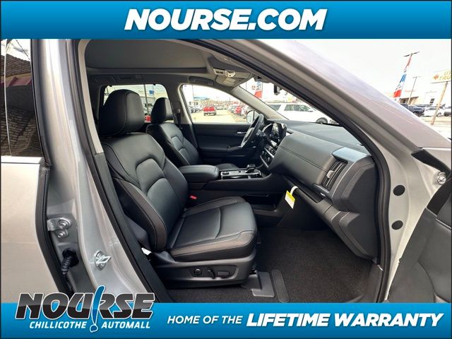 2025 Nissan Pathfinder SL photo