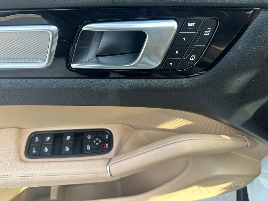 Thumbnail: 2023 Porsche Cayenne - 17