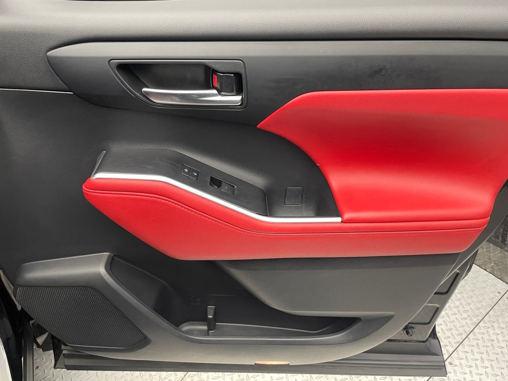 Thumbnail: 2021 Toyota Highlander - 15