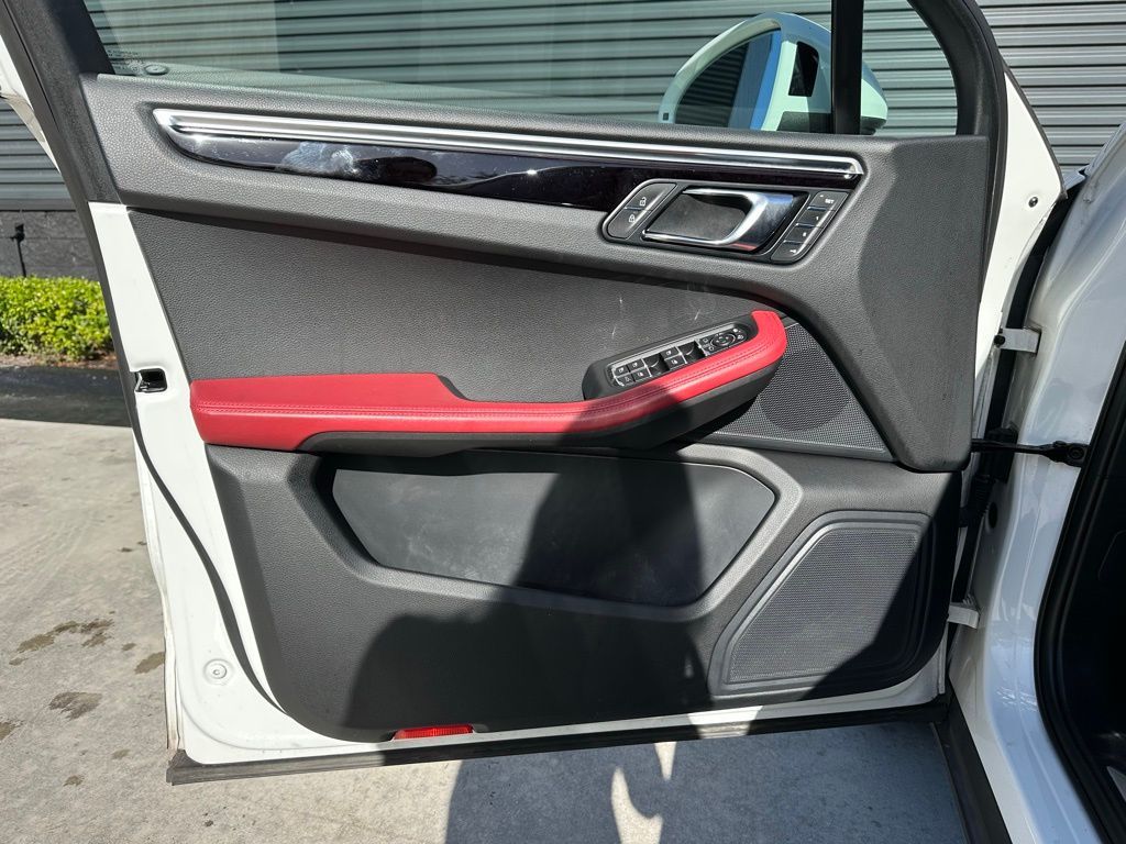 Thumbnail: 2020 Porsche Macan - 18