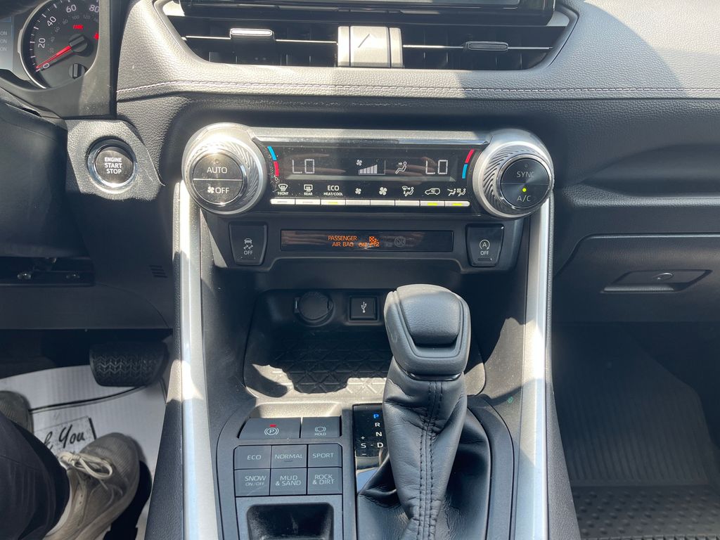 2022 Toyota RAV4 XLE photo