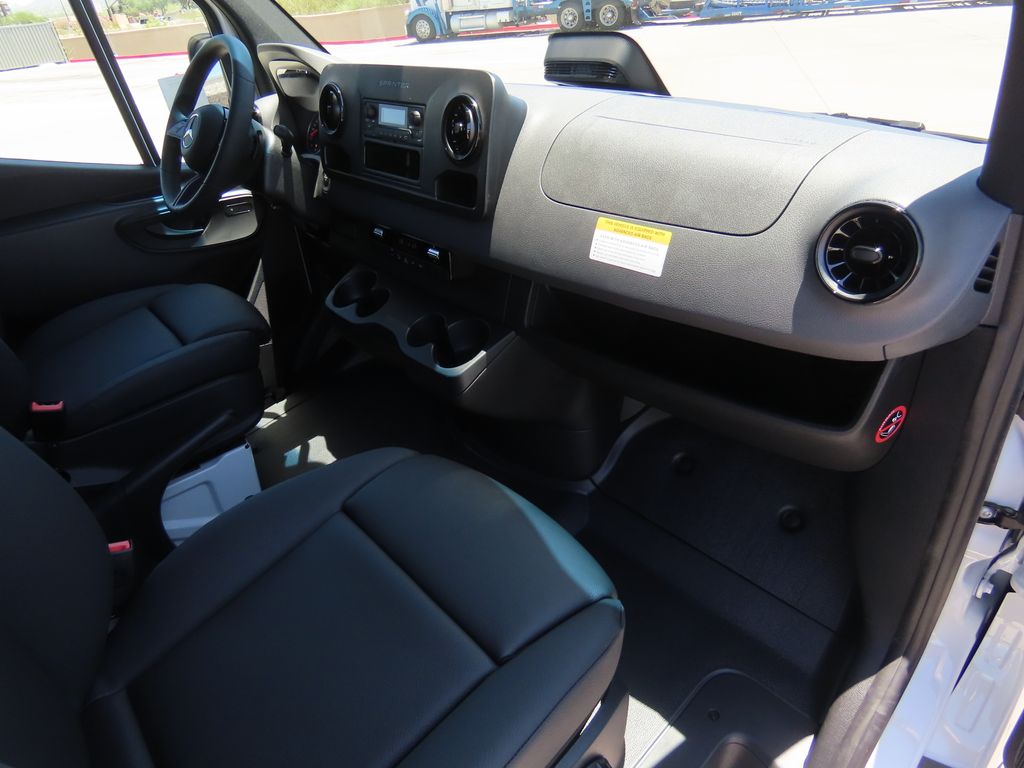 Thumbnail: 2025 Mercedes-Benz Sprinter - 17