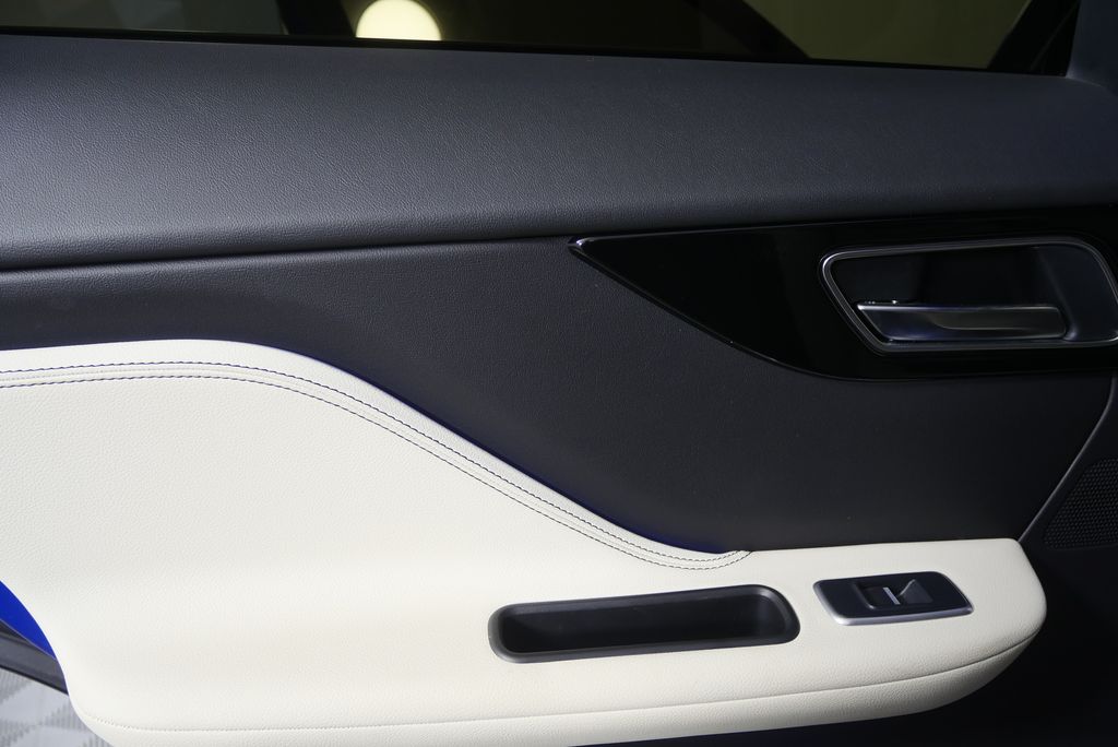 Thumbnail: 2019 Jaguar F-Pace - 14