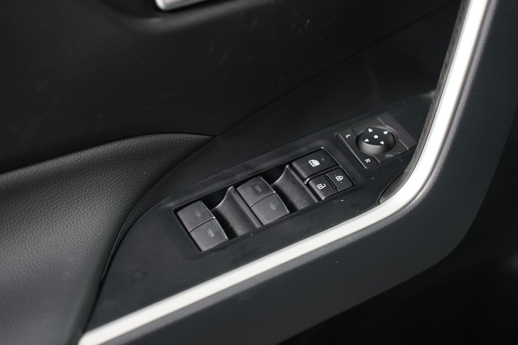 2025 Toyota RAV4 XLE Premium 32