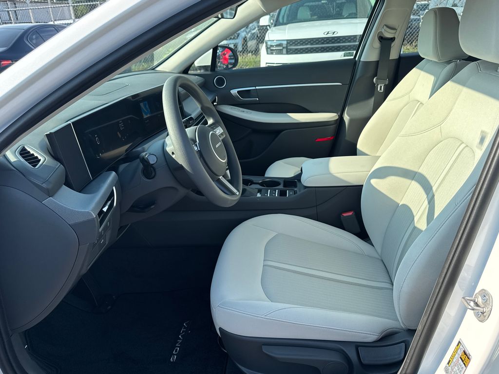 2025 Hyundai Sonata SE photo 9