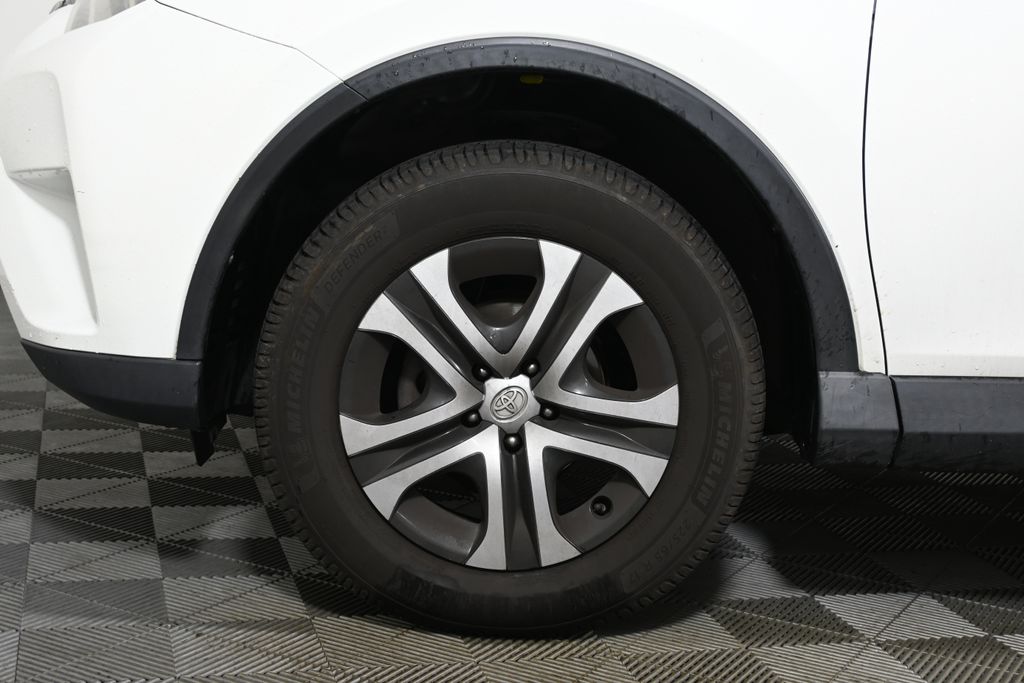 Thumbnail: 2018 Toyota RAV4 - 10