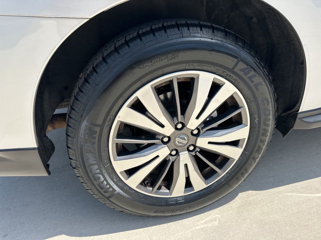 2017 Brilliant Silver Metallic Nissan Pathfinder SV FWD SUV