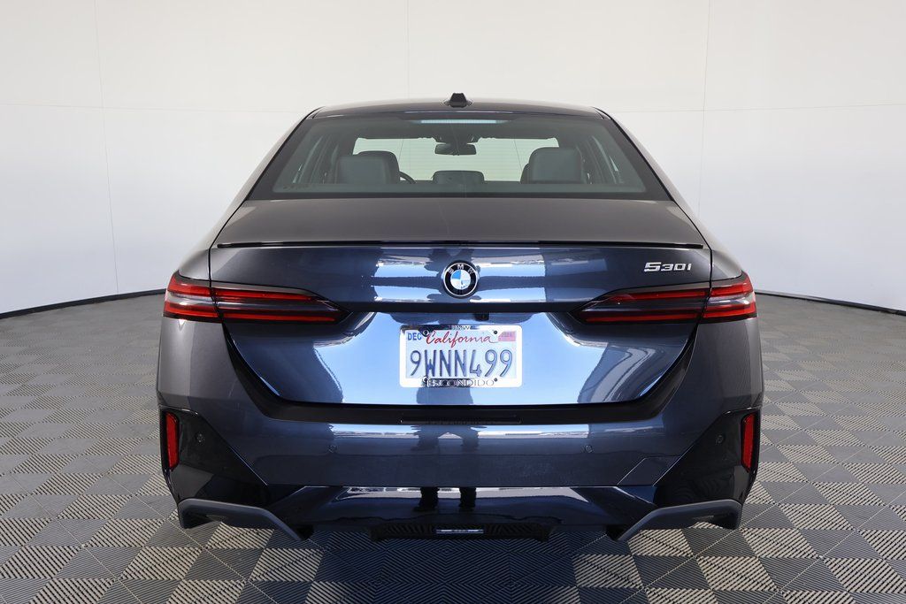 Thumbnail: 2026 BMW 5 Series - 5