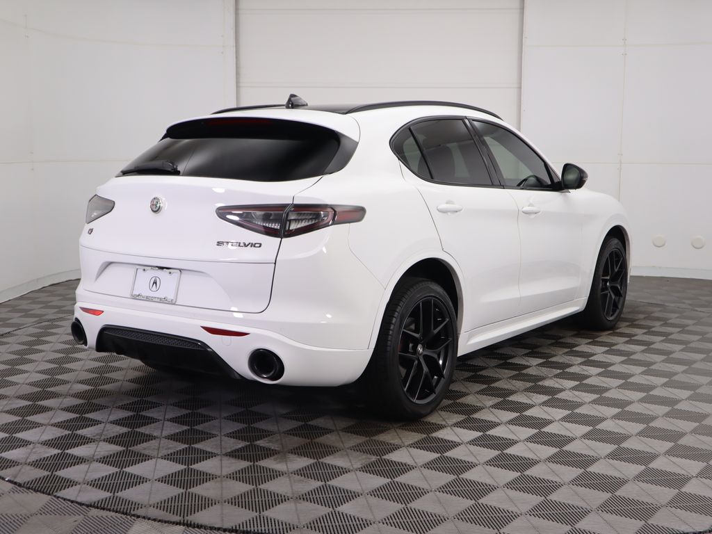 Thumbnail: 2021 Alfa Romeo Stelvio - 5