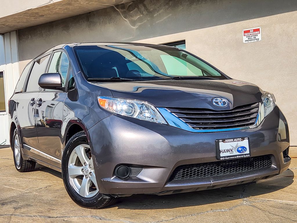 2015 Toyota Sienna Gris (Predawn Gray Mica) Minivan Tracción delantera 6 velocidades Automática marcha alta