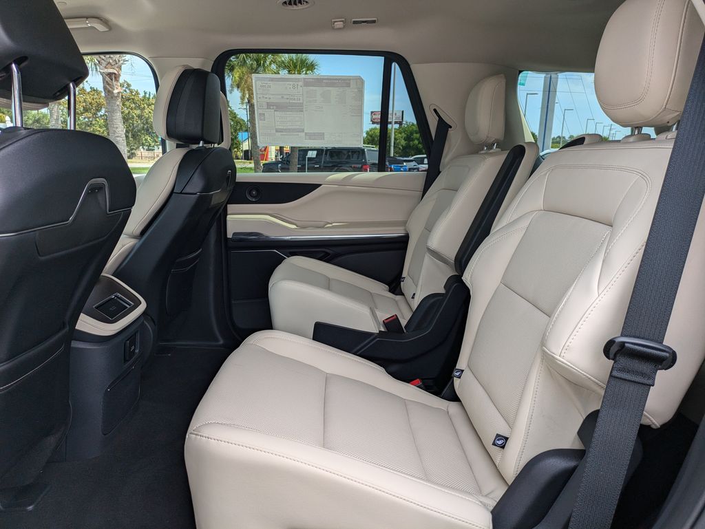 2027 Lincoln Navigator Premiere