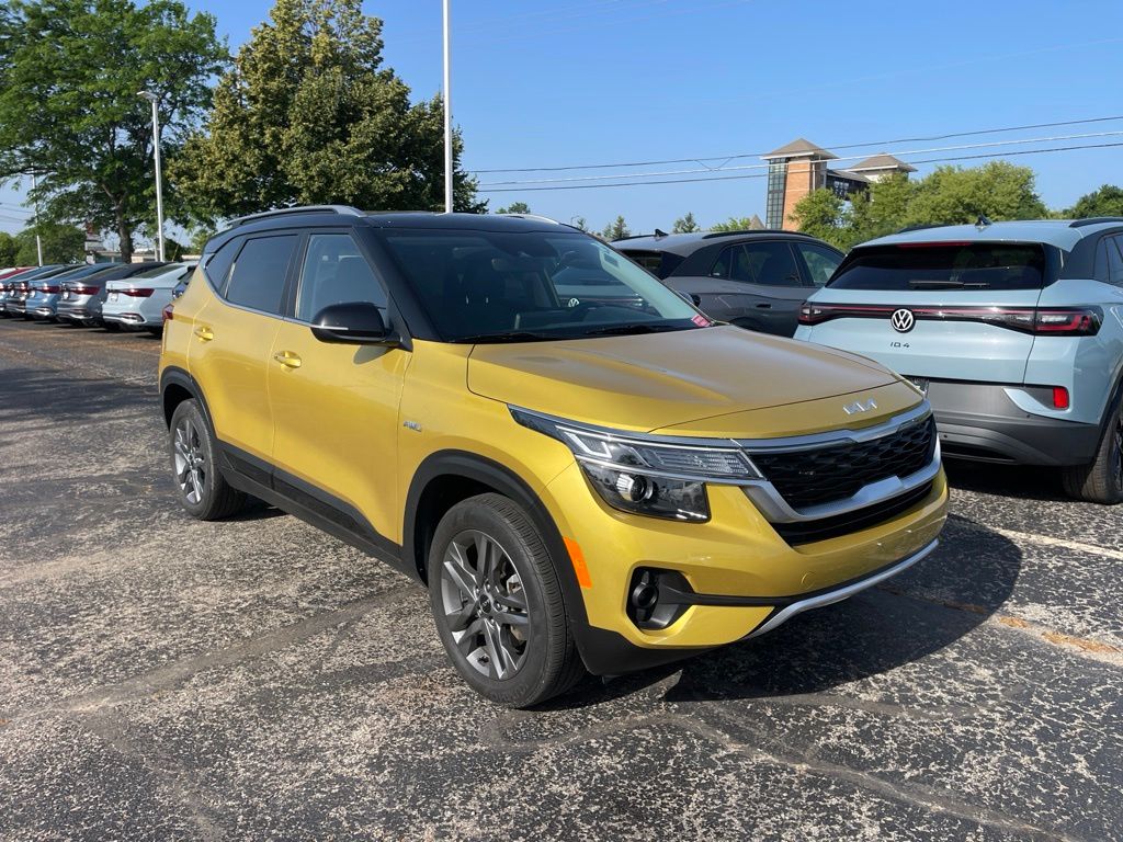 Certified Used 2023 Starbright Yellow/Black Roof Kia S image 4