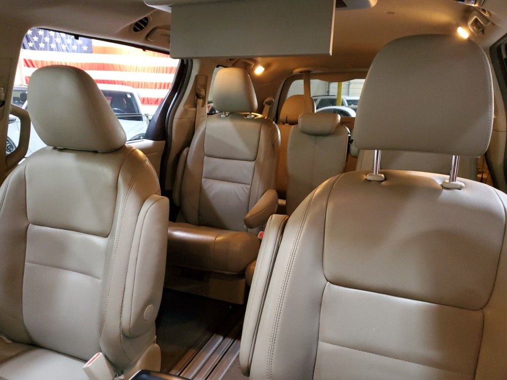 2017 Toyota Sienna XLE Premium 39