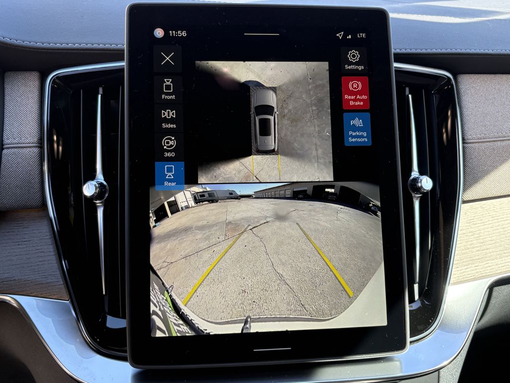 New 2026 Crystal White Volvo B6 Plus 7-Seater image 20