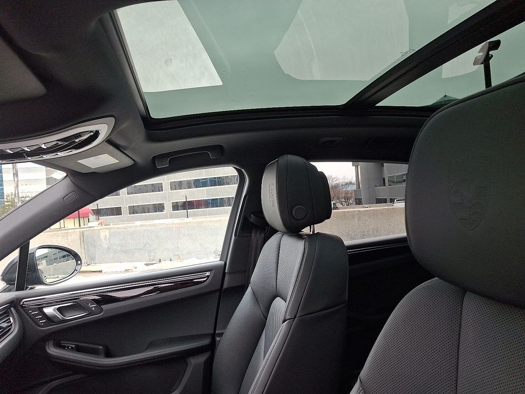 Thumbnail: 2026 Porsche Macan - 18