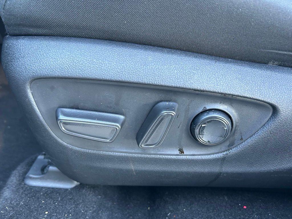 Thumbnail: 2022 Toyota RAV4 - 17