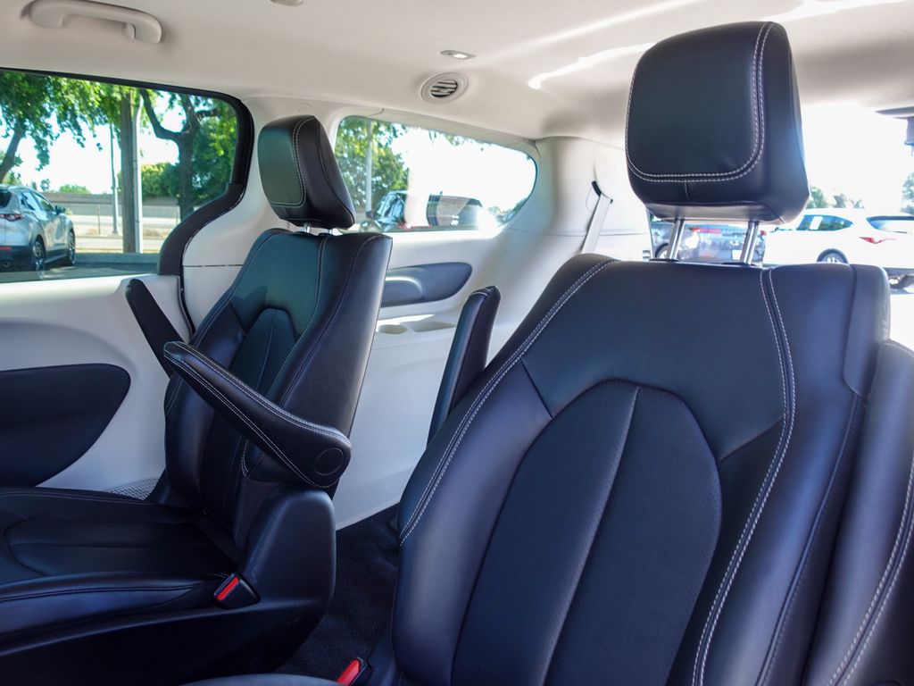 Used 2024 Black Chrysler Select image 20