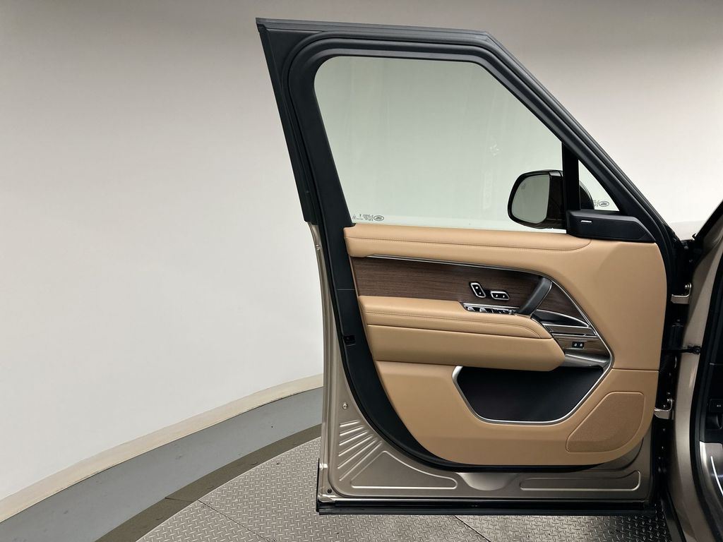 Thumbnail: 2026 Land Rover Range Rover - 9