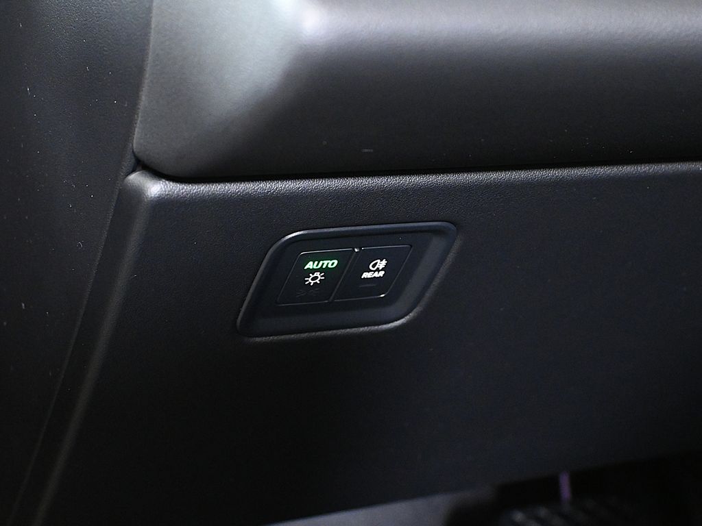 Thumbnail: 2026 Porsche Macan - 27