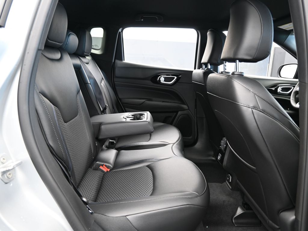 New 2026 silver zynith metallic clearcoat Jeep Latitude image 35