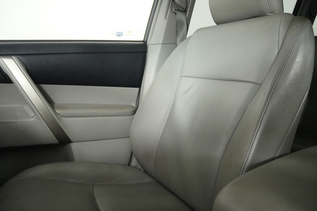 Thumbnail: 2012 Toyota Highlander - 20
