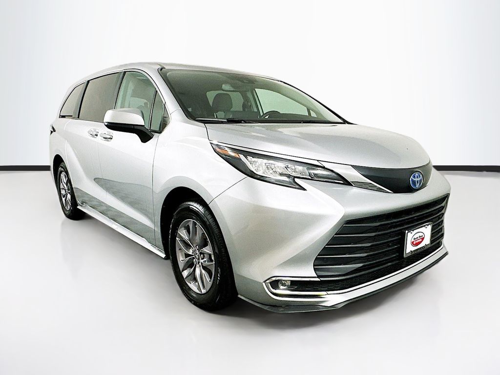 2022 Toyota Sienna XLE 3