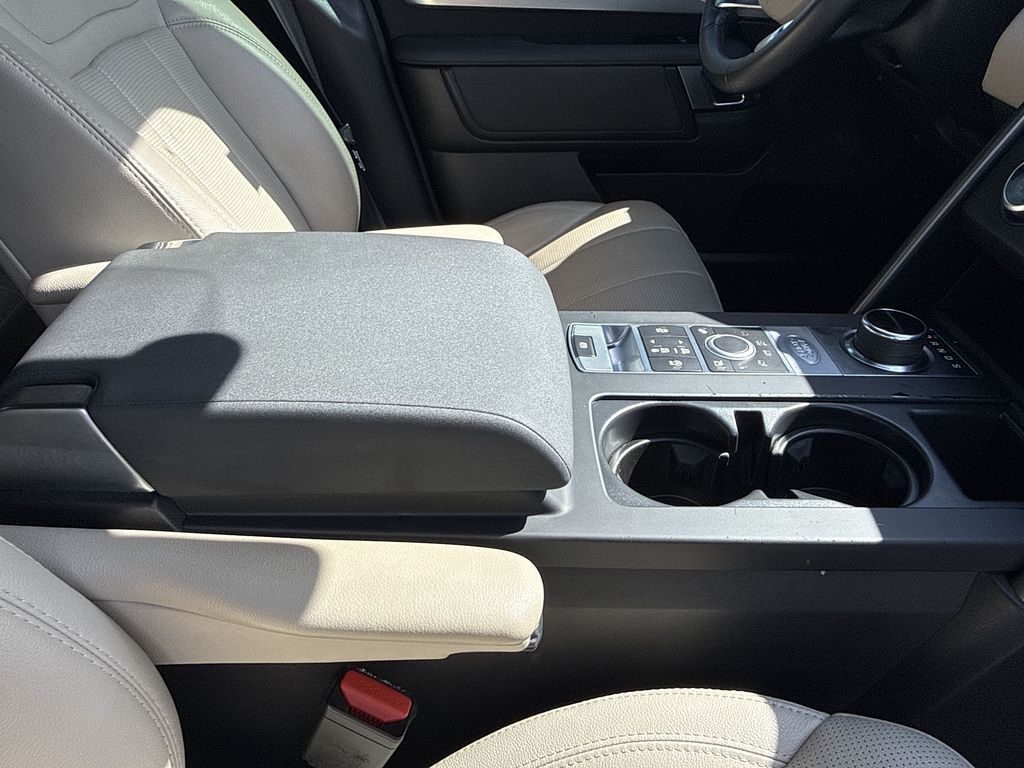 Thumbnail: 2020 Land Rover Discovery - 22